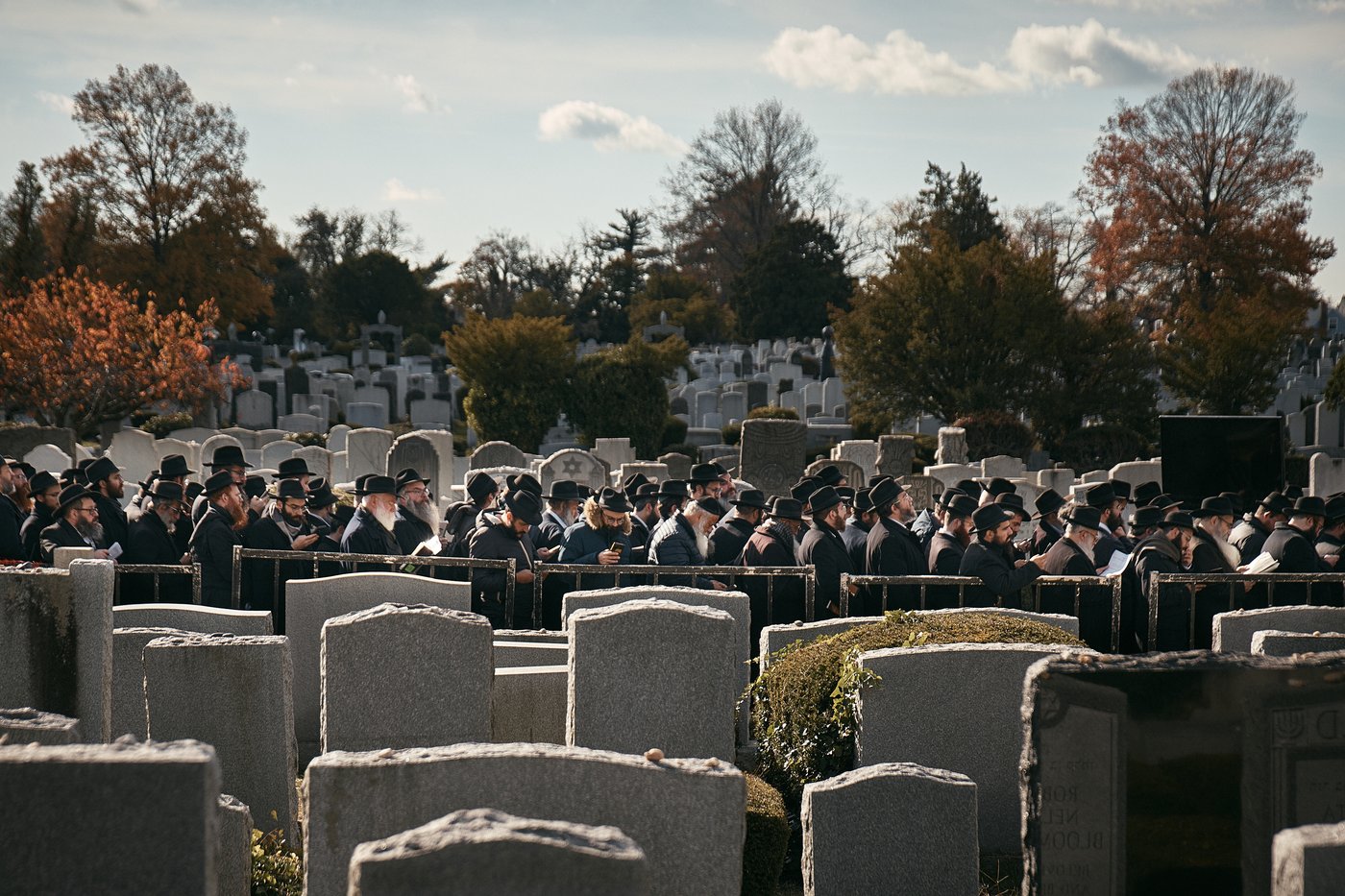 Photos of Hasidic Jewish rabbis praying at resting place of 'the Rebbe' in New York | iNFOnews.ca