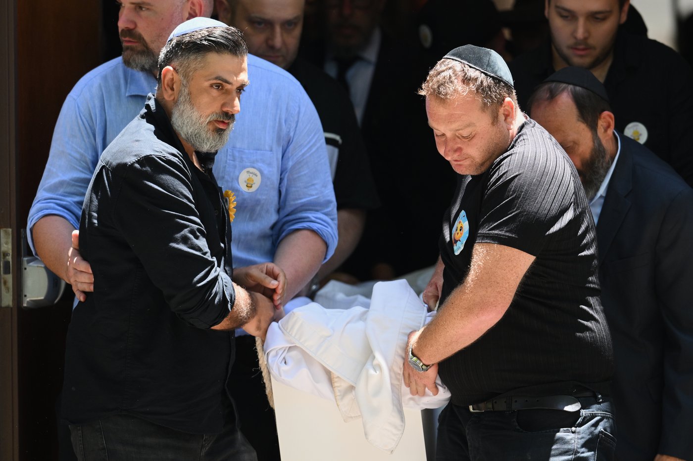 Photos show Australians mourning the victims of the Hanukkah attack on Bondi Beach | iNFOnews.ca