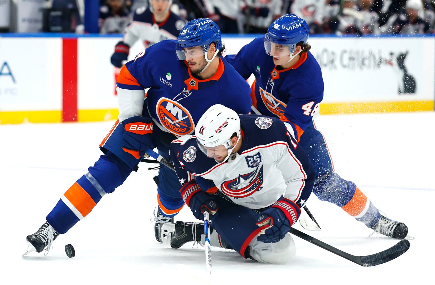 Schaefer stars as the Islanders score 2 late goals to edge Blue Jackets 3-2 | iNFOnews.ca