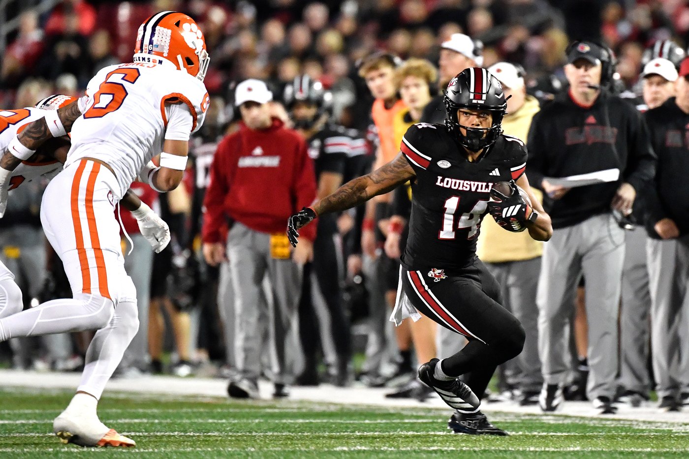 Clemson sneaks past Louisville 20-19 despite botched punt snap and goal-line stand | iNFOnews.ca Clemson sneaks past Louisville 20-19 despite botched punt snap and goal-line stand | iNFOnews.ca
