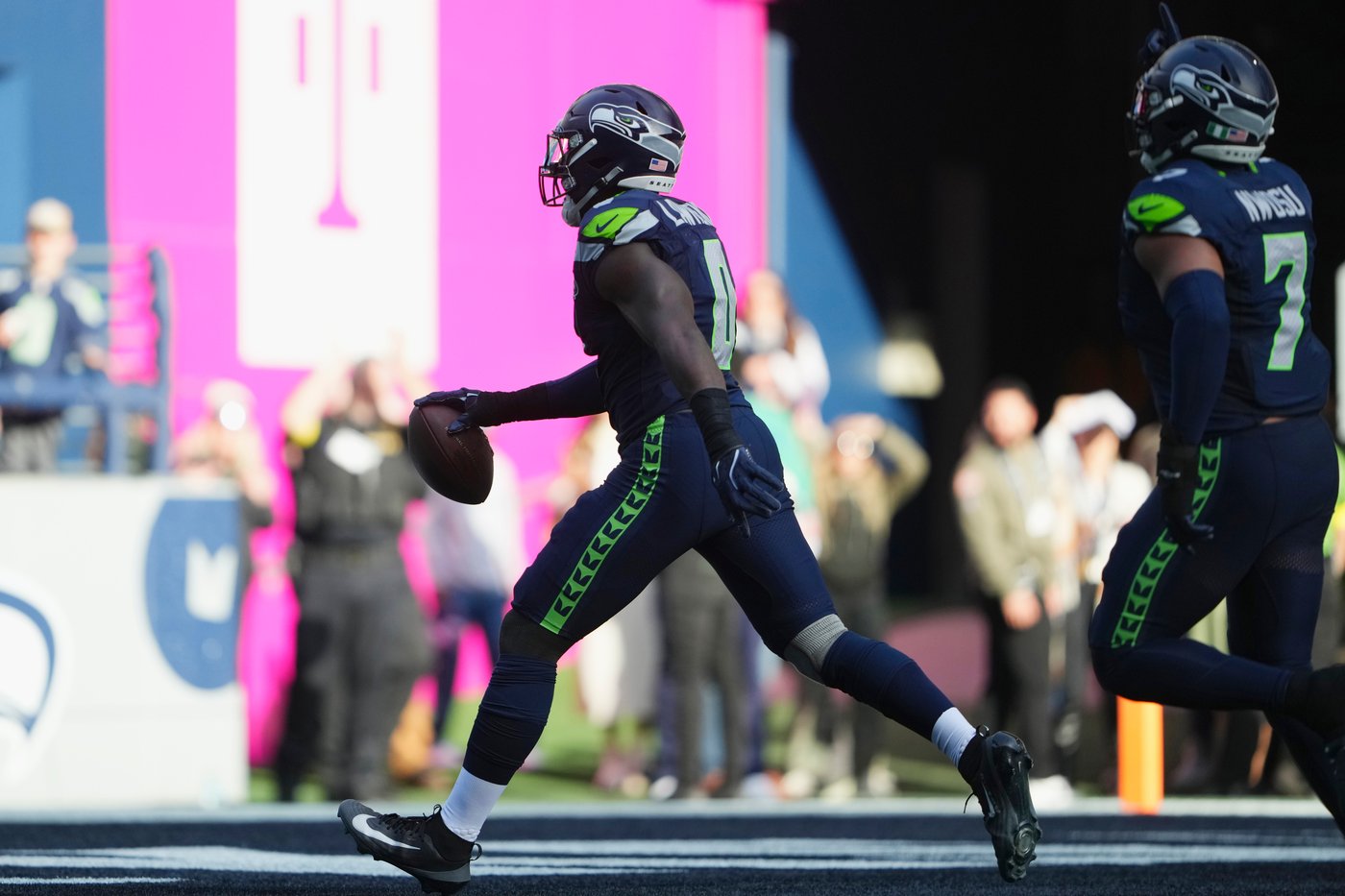 Seahawks' DeMarcus Lawrence has 2 fumble returns for TDs in first half vs. Cardinals | iNFOnews.ca