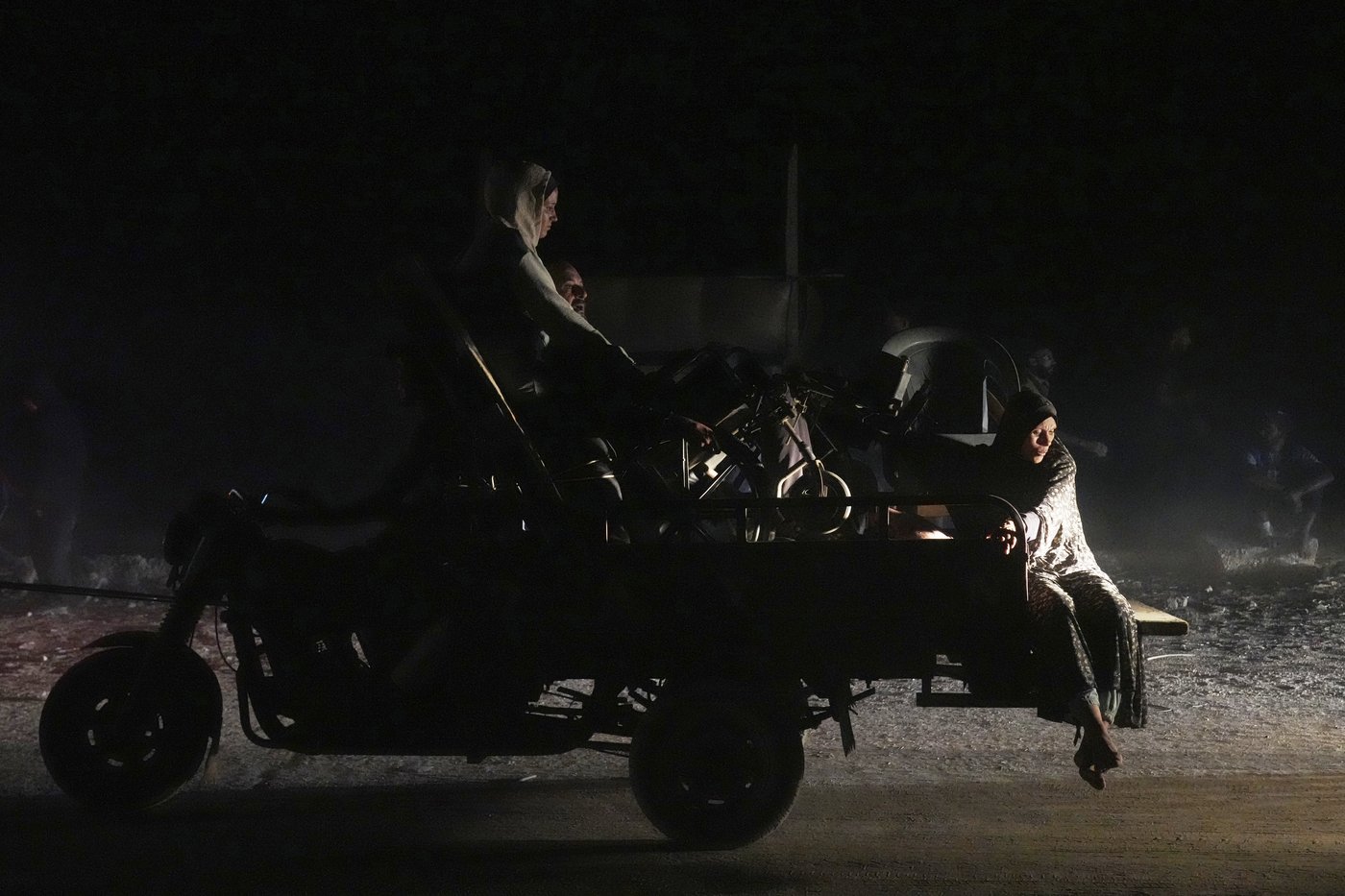 Photos of thousands of Palestinians fleeing Gaza City as Israel begins ground offensive | iNFOnews.ca