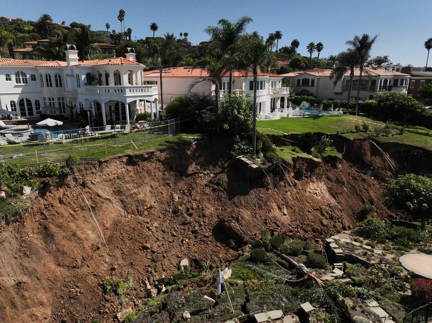 Hundreds of feet of coastal bluff in California fell toward the ocean in landslide-stricken town | iNFOnews.ca