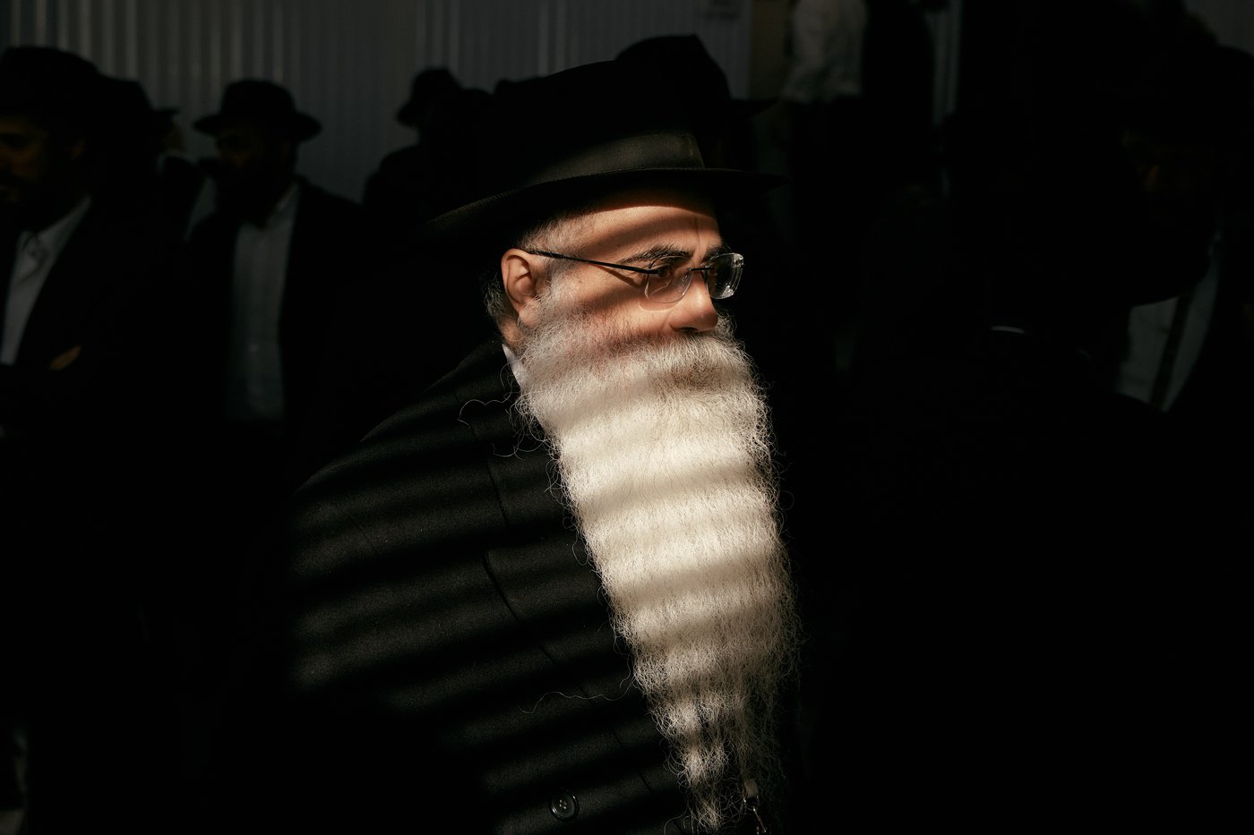 Photos of Hasidic Jewish rabbis praying at resting place of 'the Rebbe' in New York | iNFOnews.ca