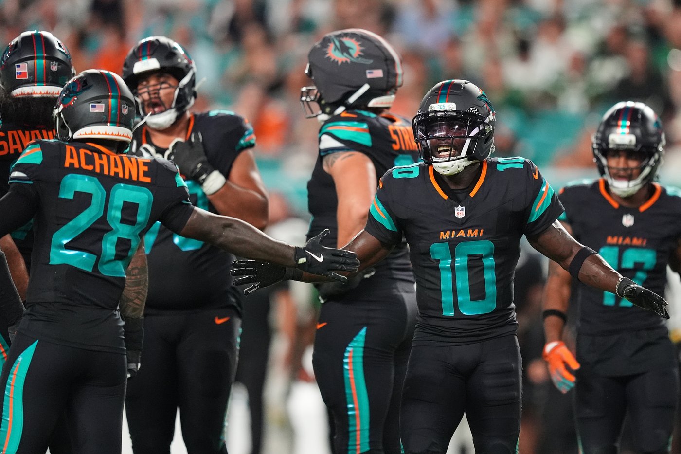 Dolphins' Tyreek Hill carted off field and taken to hospital with dislocated left knee | iNFOnews.ca