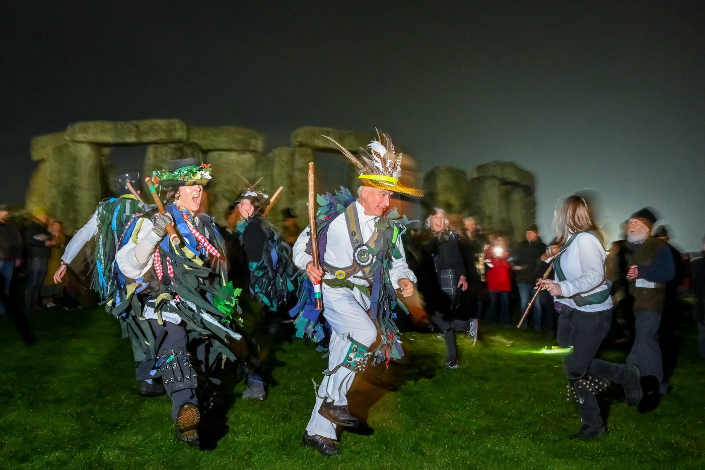 Thousands cheer as the sun rises on winter solstice at Stonehenge | iNFOnews.ca
