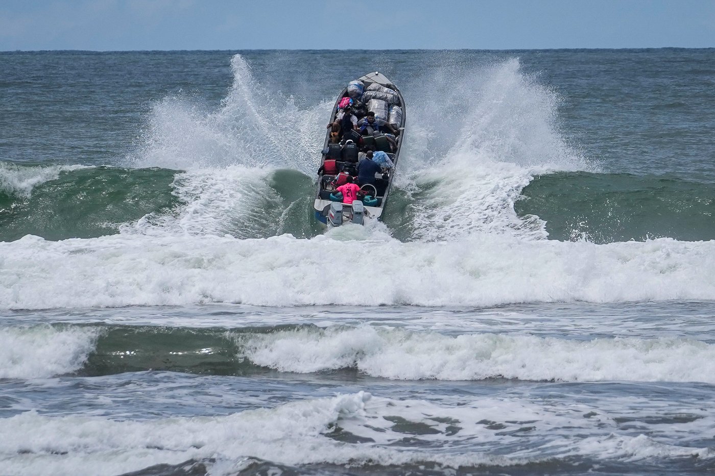 The top 2025 immigration photos by AP’s photojournalists | iNFOnews.ca