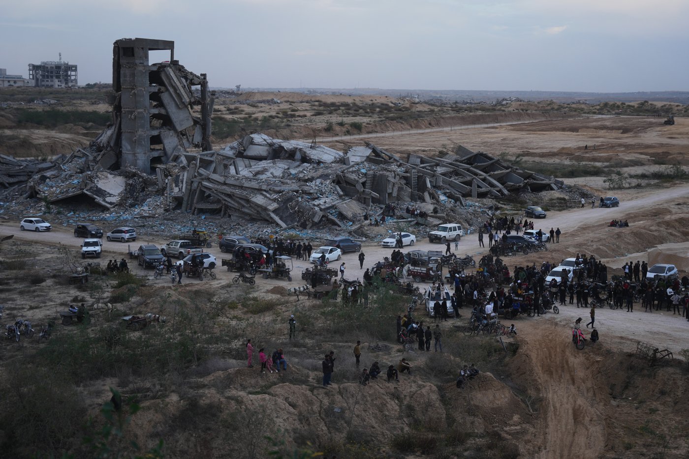 Photos of youths roaring over Gaza sand dunes in a return to prewar tradition | iNFOnews.ca