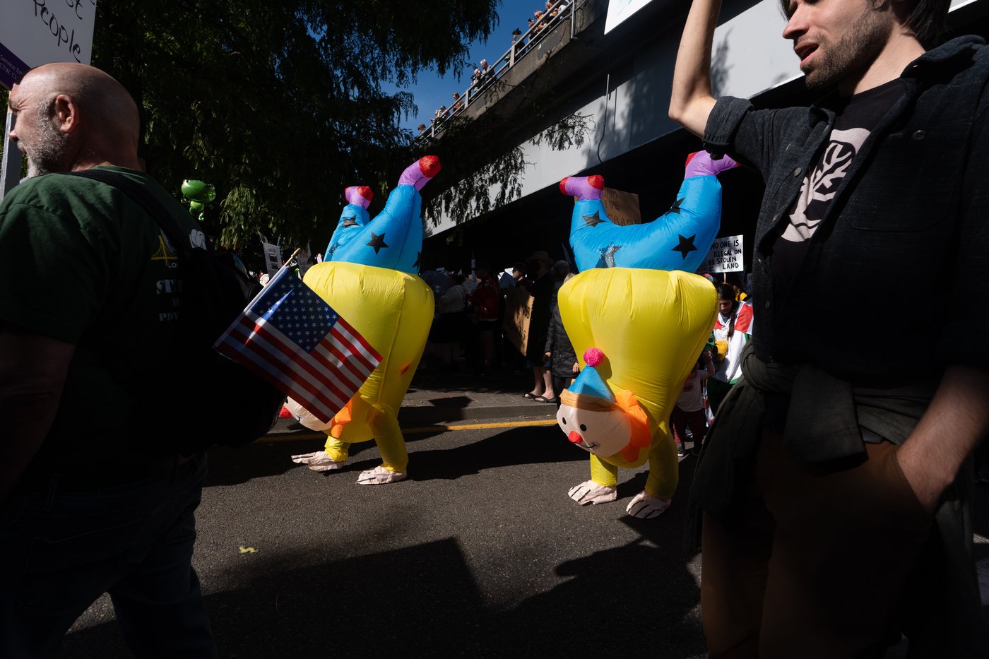 Inflatable costumes used to deflate tensions at rallies against Trump, in photos | iNFOnews.ca