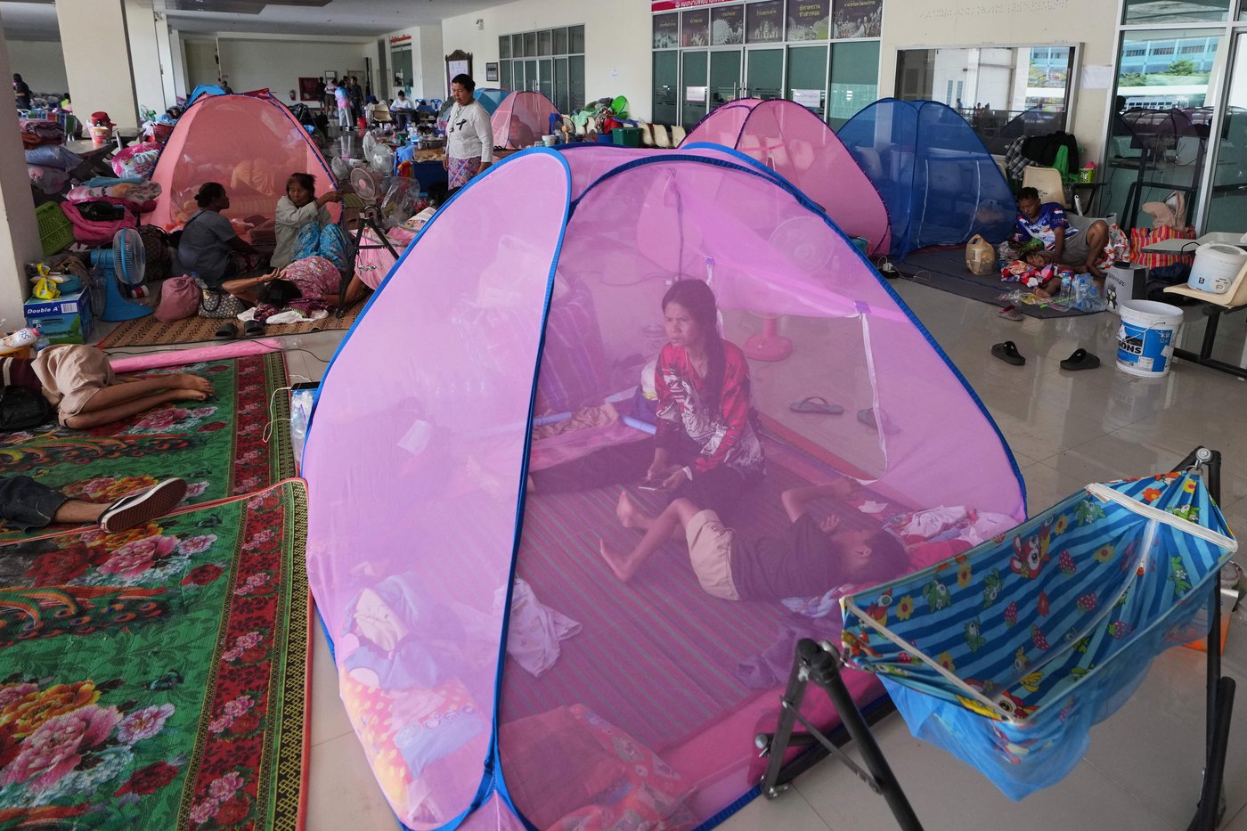 Photos show locals in Thailand and Cambodia taking shelter as border conflict intensifies | iNFOnews.ca