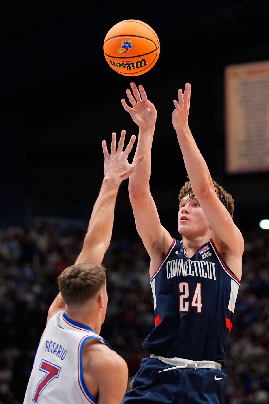 Braylon Mullins' breakout performance lifts No. 5 UConn over No. 21 Kansas 61-56 at Allen Fieldhouse | iNFOnews.ca