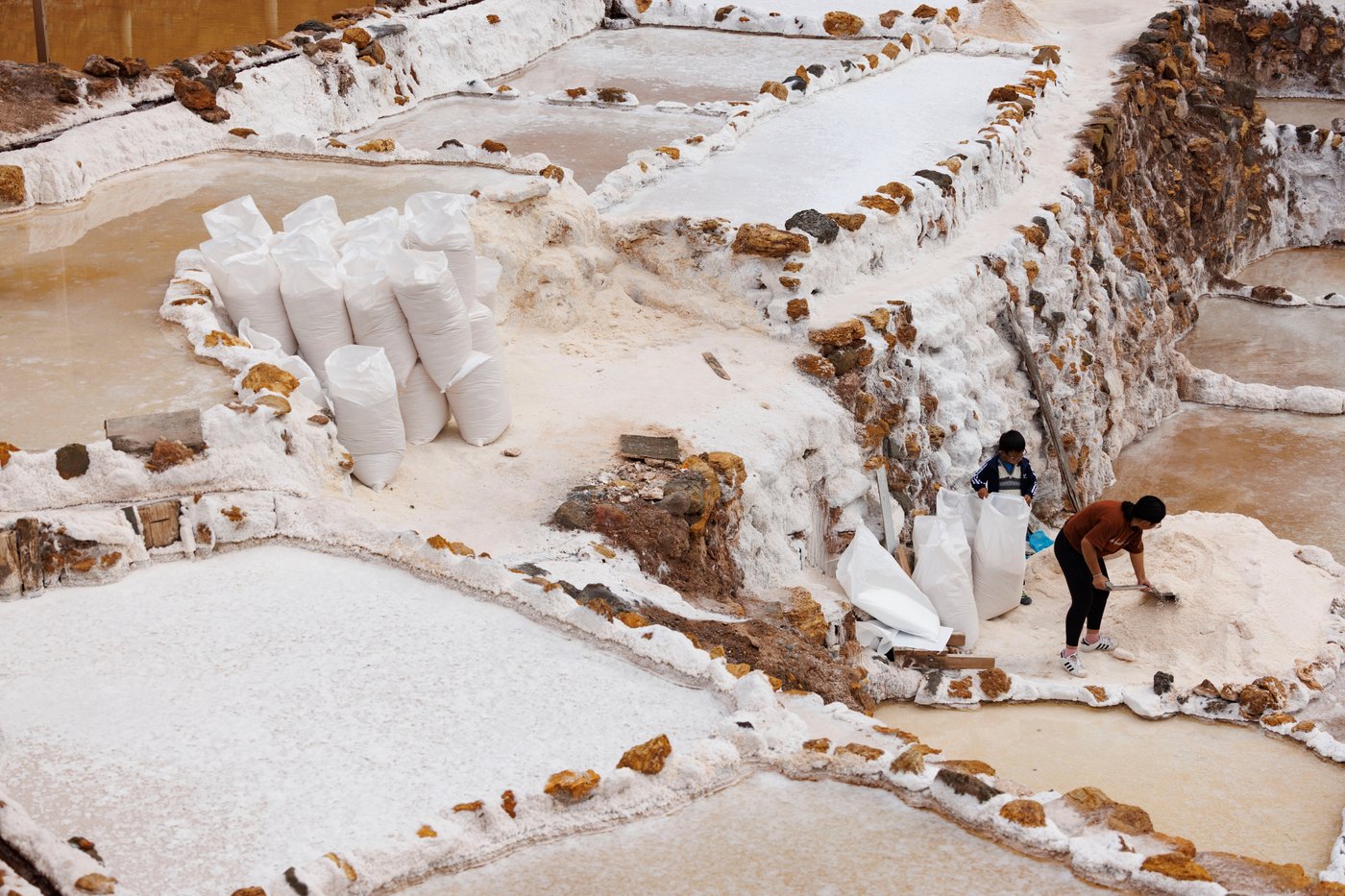 High in Peru’s Andes, villagers carry out centuries-old work of collecting salt, in photos | iNFOnews.ca High in Peru’s Andes, villagers carry out centuries-old work of collecting salt, in photos | iNFOnews.ca
