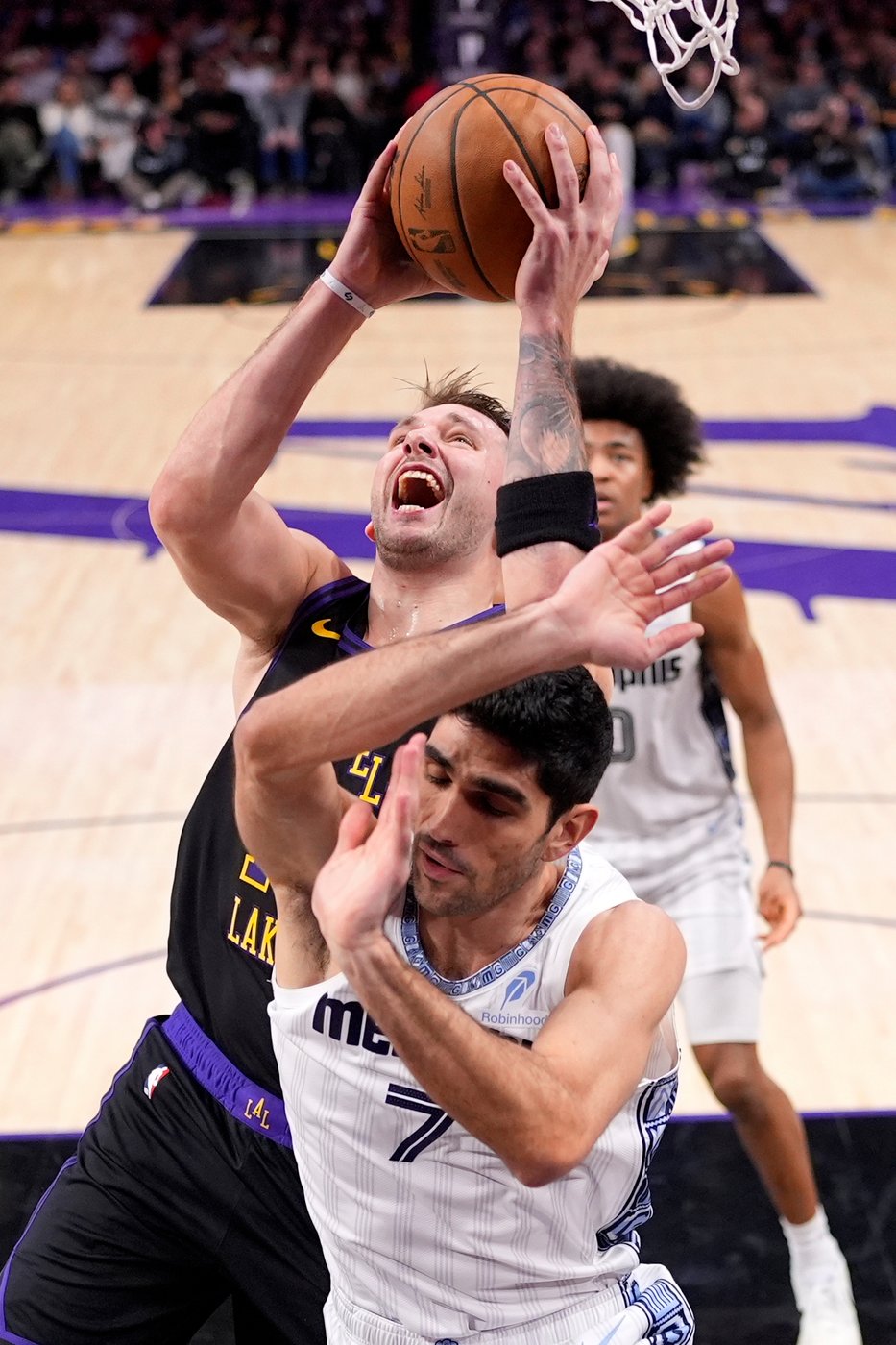 Doncic and James lead Lakers' rally to beat shorthanded Grizzlies 128-121 | iNFOnews.ca