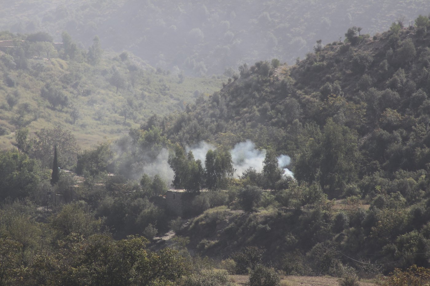 Pakistan and Afghanistan border closure extends into second day after deadly clashes | iNFOnews.ca