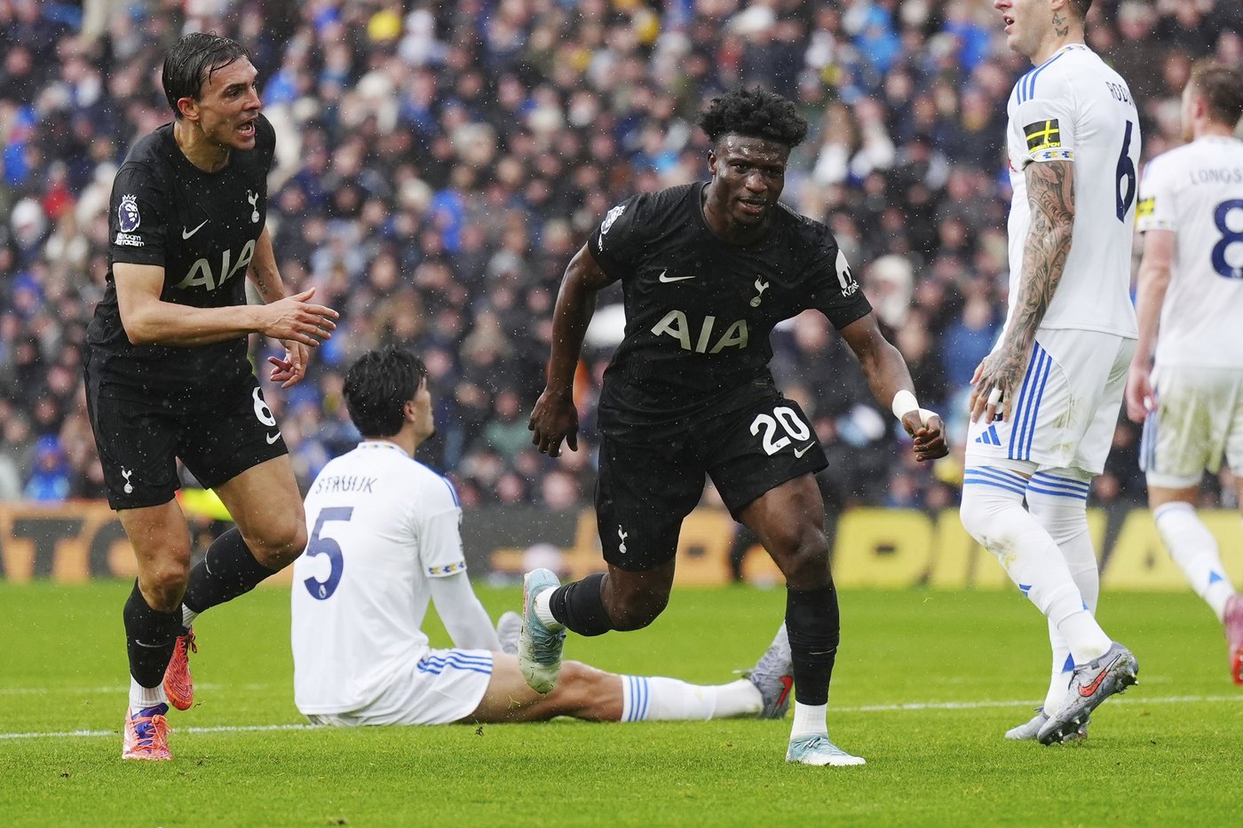 Man United wins and Arsenal moves to the top of the Premier League | iNFOnews.ca