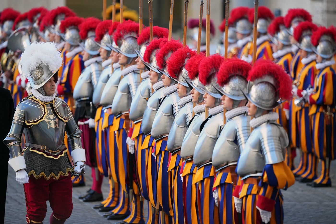 Pope lends star power to Swiss Guards swearing-in ceremony as his army struggles to find recruits | iNFOnews.ca