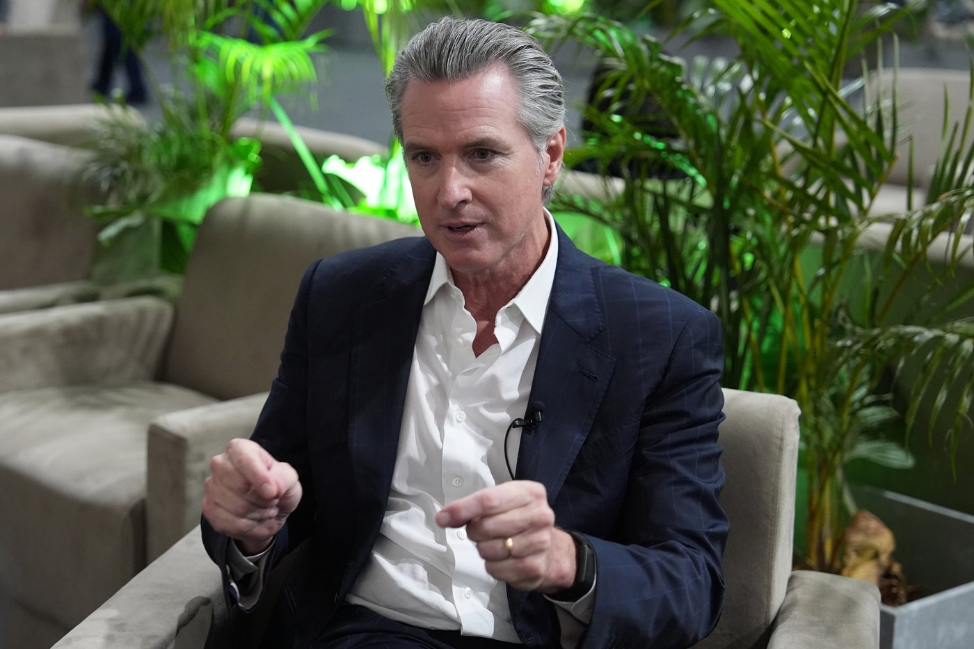 Newsom tells AP the eight senators who struck the shutdown deal aren't alarmed enough about Trump | iNFOnews.ca