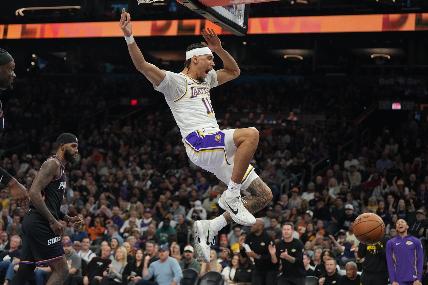 LeBron James hits 2 late free throws, Lakers beat Suns 116-114 after blowing 20-point lead | iNFOnews.ca LeBron James hits 2 late free throws, Lakers beat Suns 116-114 after blowing 20-point lead | iNFOnews.ca