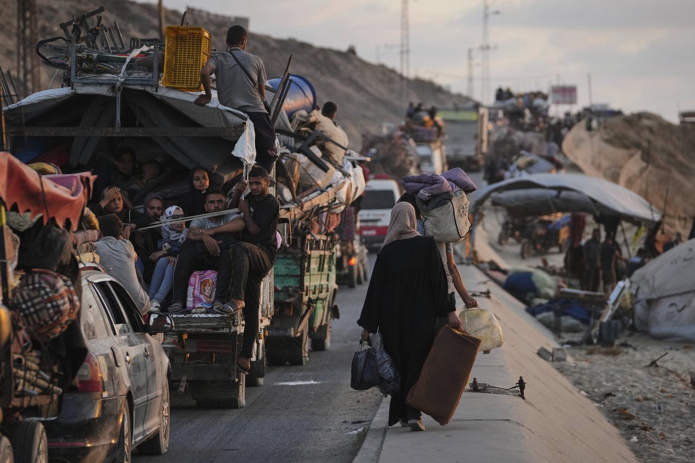 Photos of thousands of Palestinians fleeing Gaza City as Israel begins ground offensive | iNFOnews.ca