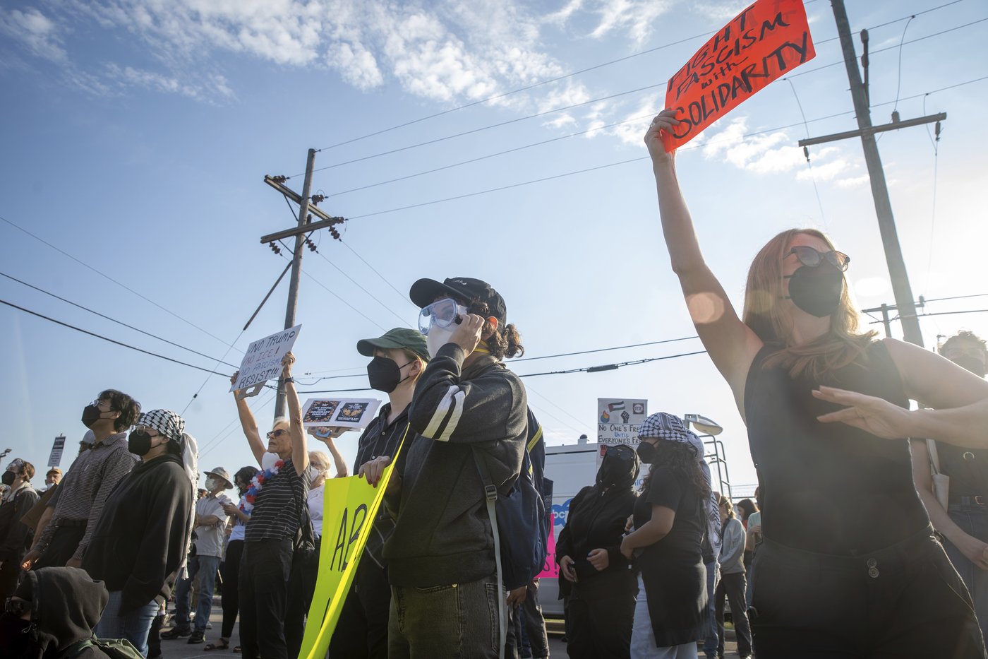 Protesters try to block vehicles at key immigration building in suburban Chicago | iNFOnews.ca