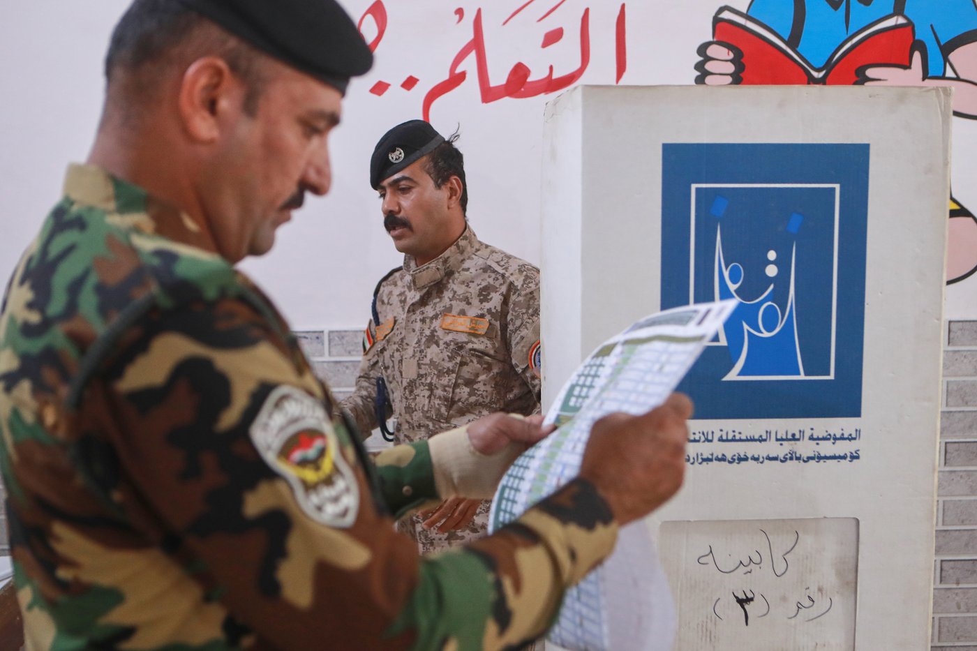 Photos show Iraqi security forces and displaced people voting early in parliamentary election | iNFOnews.ca
