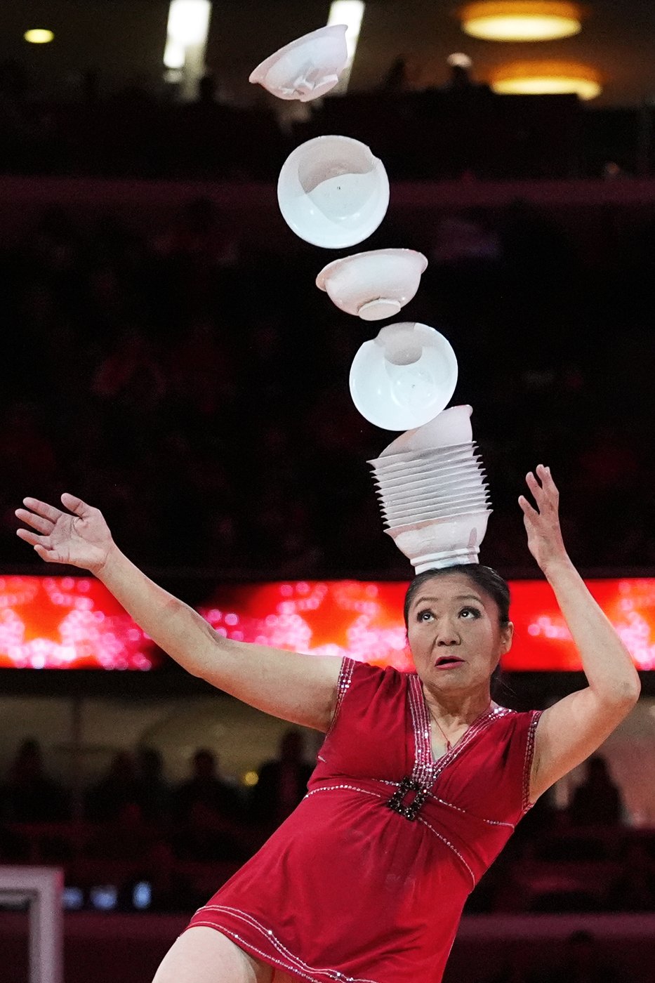 Popular performer Red Panda makes NBA return, roughly 4 months after breaking wrist in fall | iNFOnews.ca