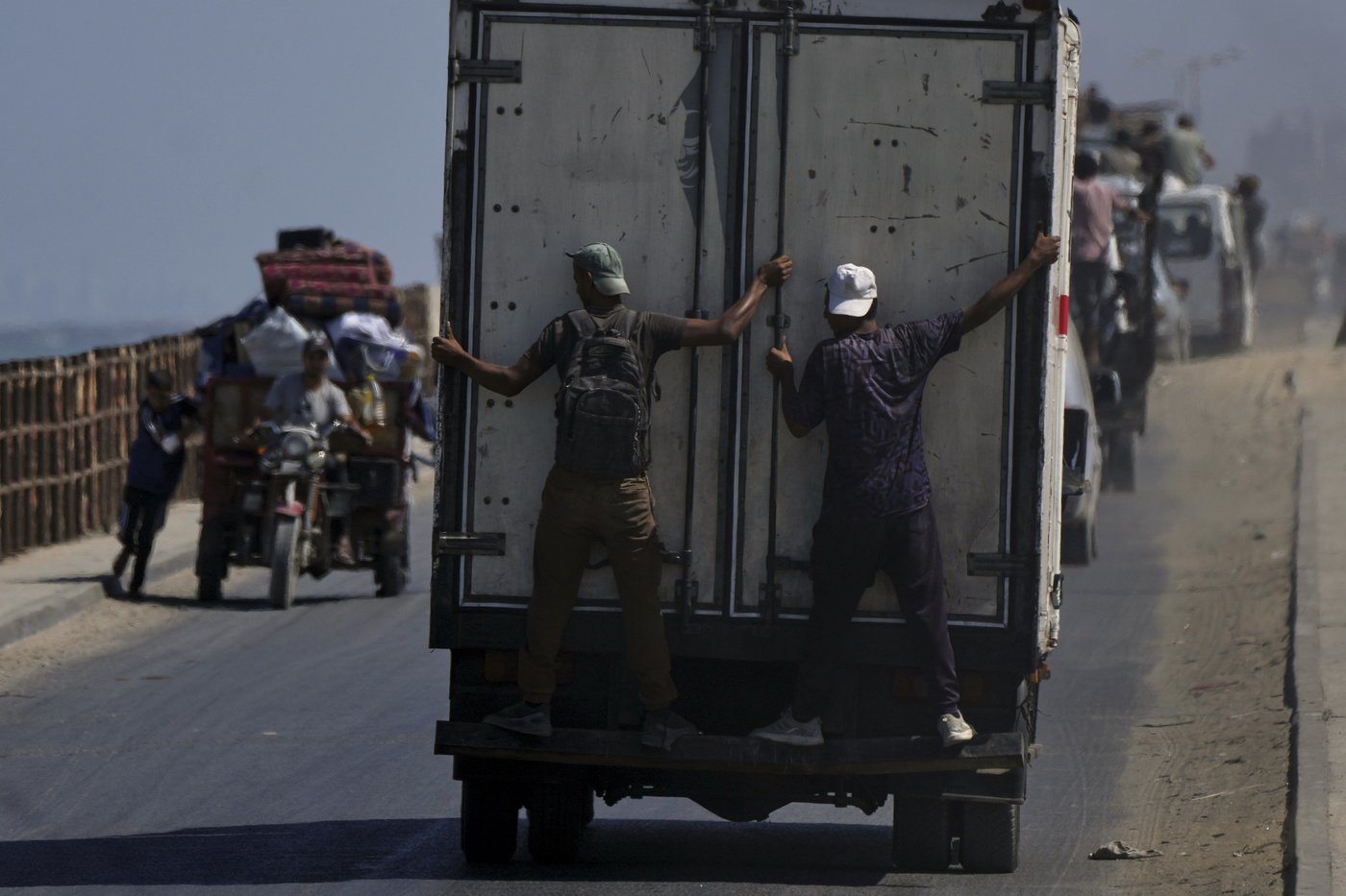 Photos of thousands of Palestinians fleeing Gaza City as Israel begins ground offensive | iNFOnews.ca