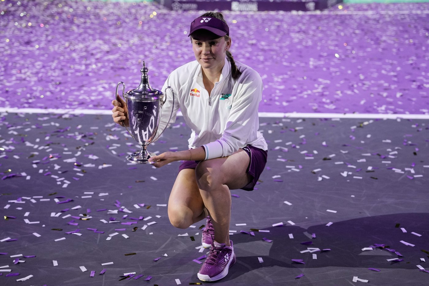 Rybakina beats No. 1-ranked Sabalenka to win WTA Finals | iNFOnews.ca