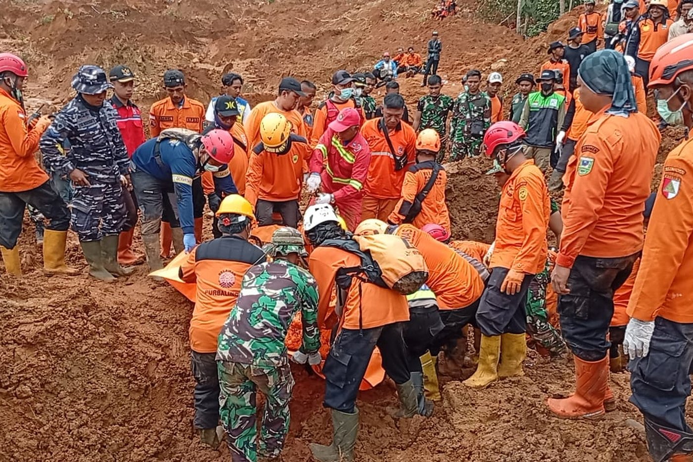 Indonesian rescuers search for nearly three dozen people after landslides killed at least 18 people | iNFOnews.ca Indonesian rescuers search for nearly three dozen people after landslides killed at least 18 people | iNFOnews.ca
