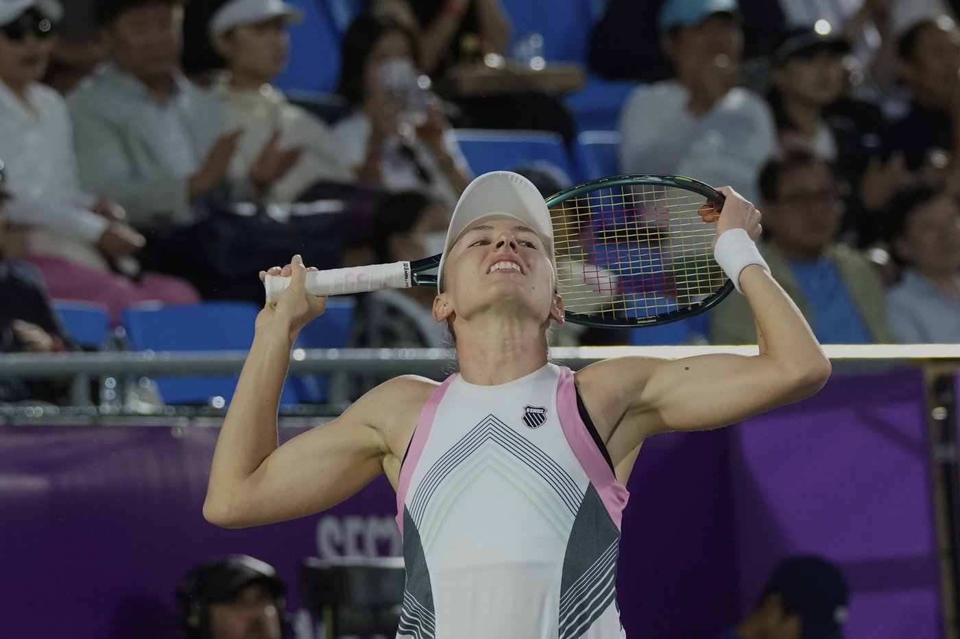 Świątek overcomes serving errors to win Korea Open title against Alexandrova | iNFOnews.ca
