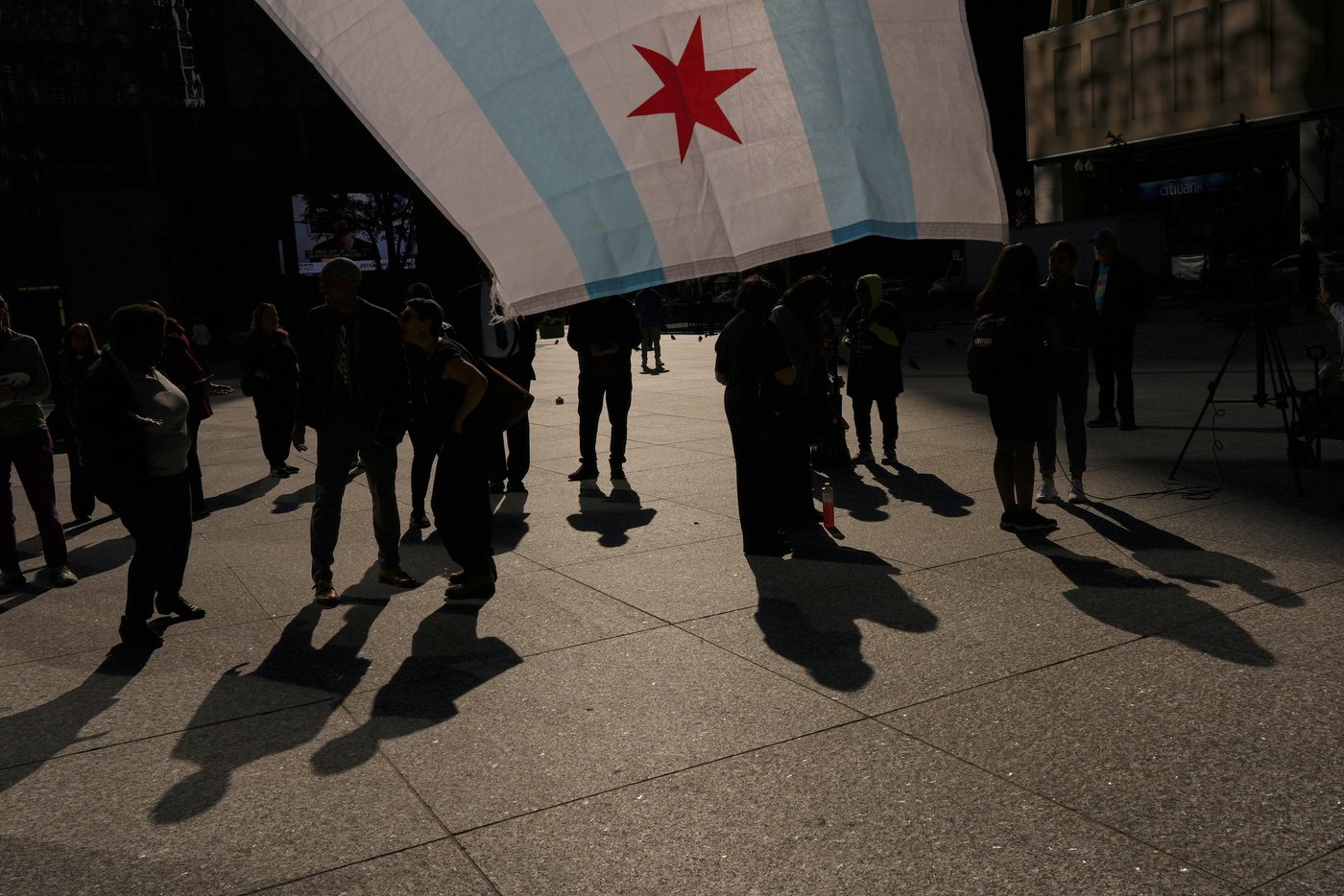 Chicagoans change routines as immigration crackdown looms. Some carry passports and avoid stores | iNFOnews.ca Chicagoans change routines as immigration crackdown looms. Some carry passports and avoid stores | iNFOnews.ca