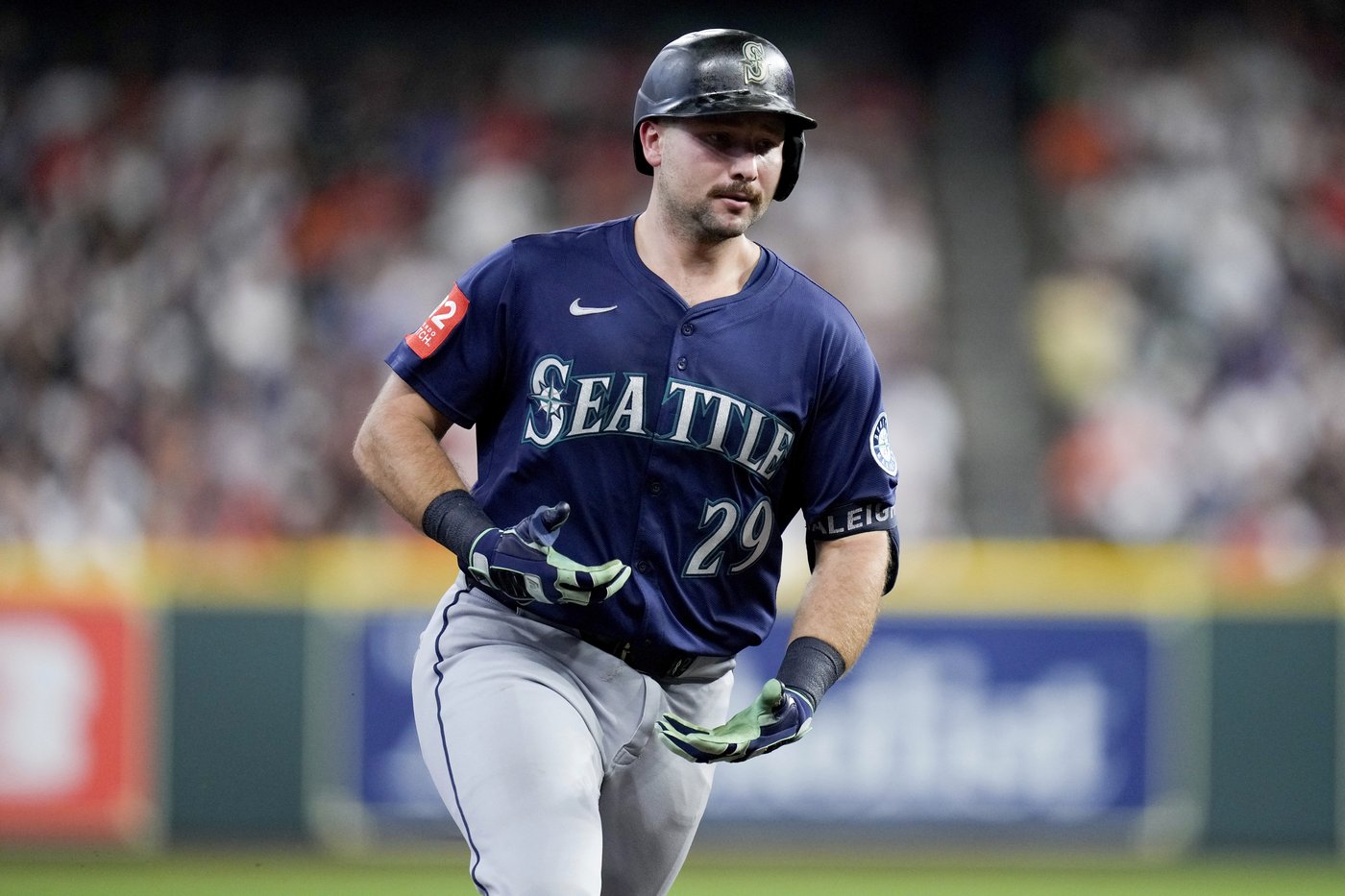 Seattle's Raleigh has record-setting home run ball personally delivered by Astros' staffer | iNFOnews.ca