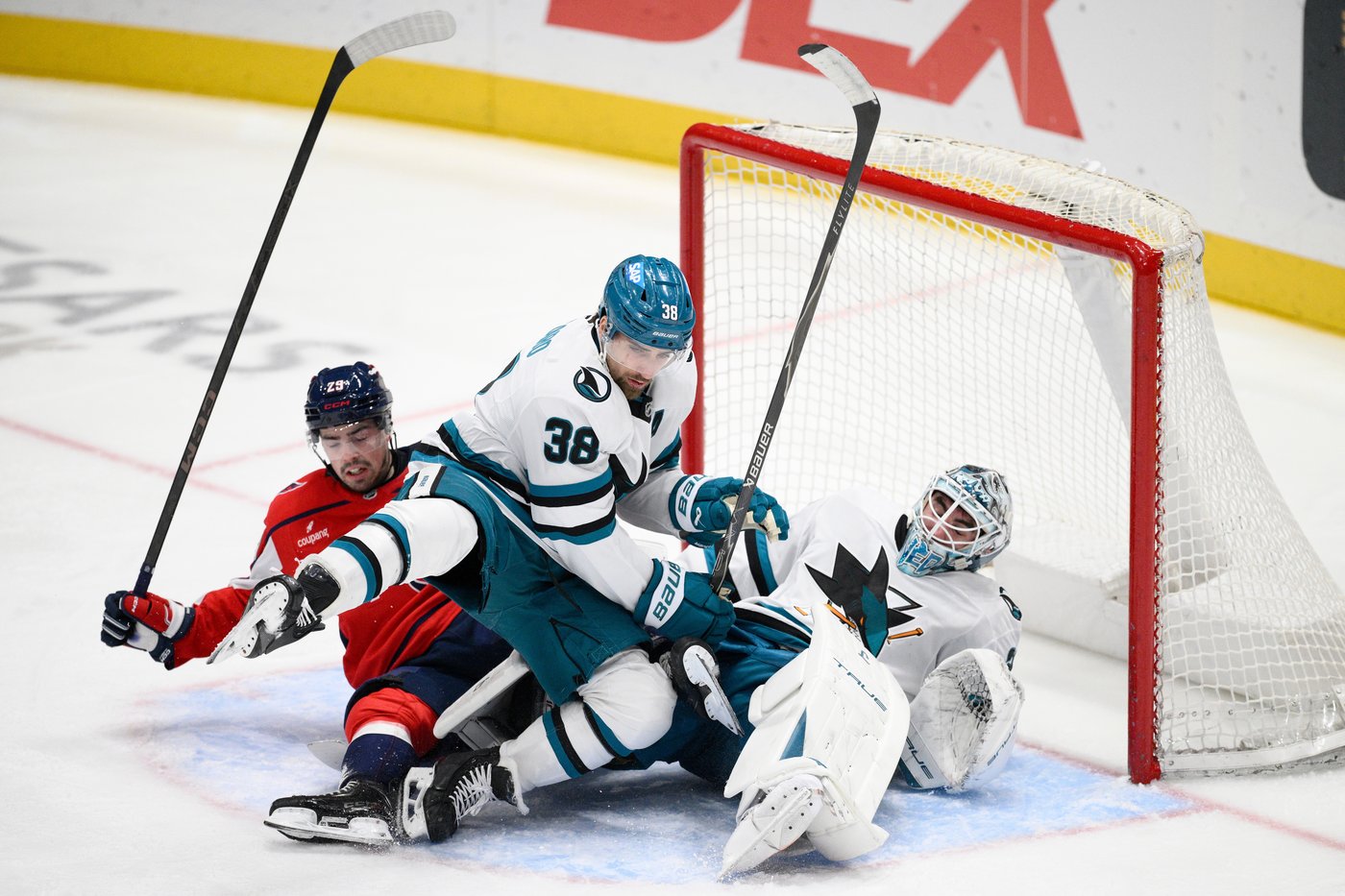 Sharks' 3-goal second period keys 3-2 victory over Capitals | iNFOnews.ca