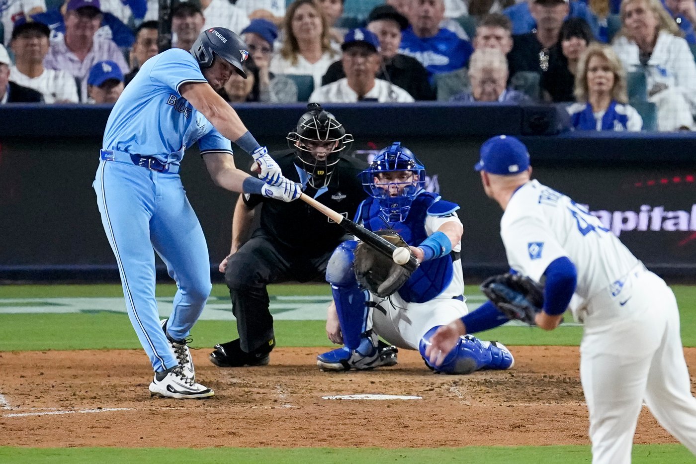Photo Gallery: Blue Jays beat Dodgers 6-2 in Game 4 to tie Series | iNFOnews.ca