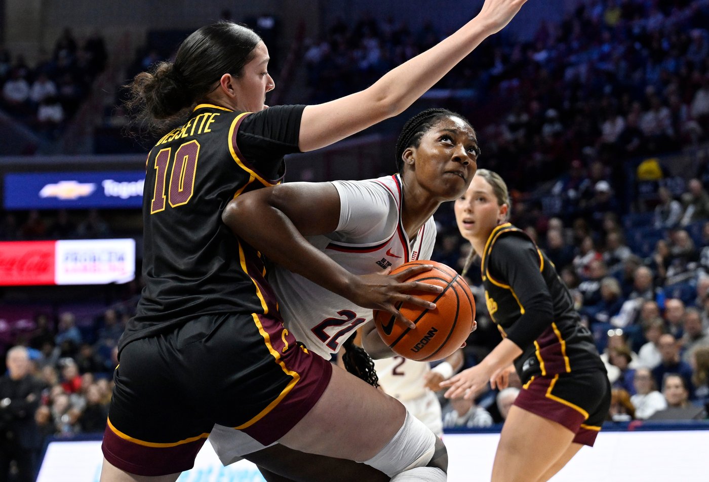 UConn women's season-high 25 steals help No. 1 Huskies beat Loyola Chicago 85-31 | iNFOnews.ca