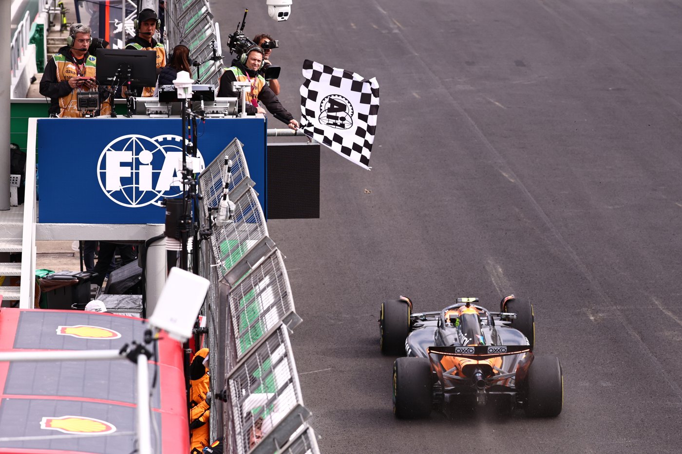 Norris wins Formula 1's Brazilian Grand Prix to extend his lead with 3 races left | iNFOnews.ca