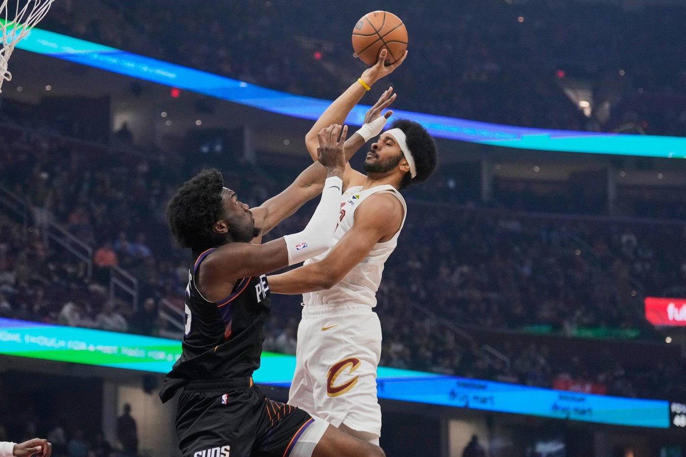 Donovan Mitchell scores 34 points to propel Cavaliers to 129-113 victory over Suns | iNFOnews.ca