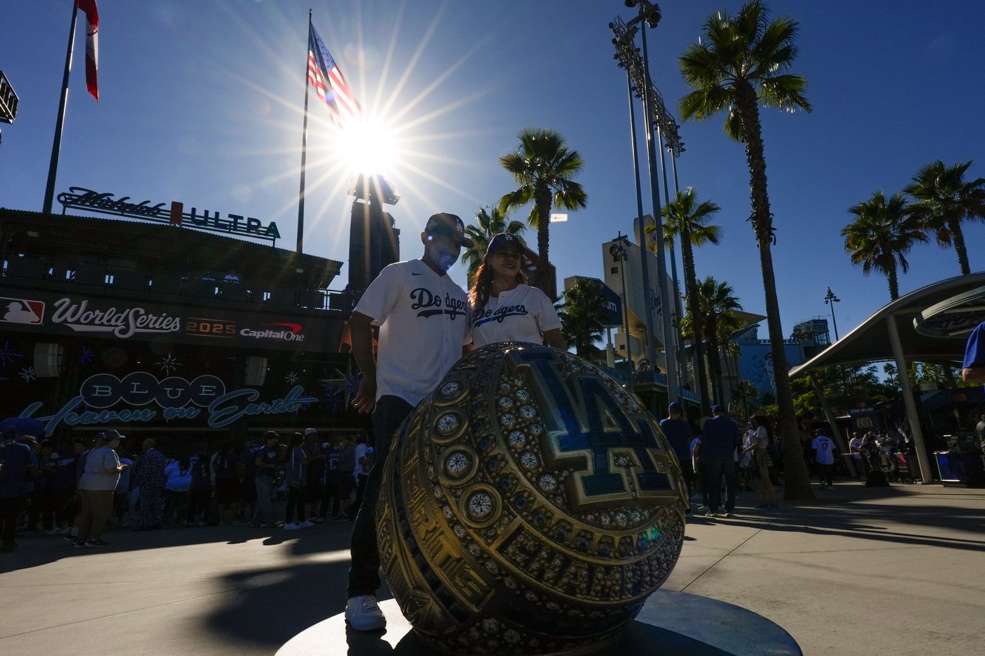 Photo Gallery: Blue Jays beat Dodgers 6-2 in Game 4 to tie Series | iNFOnews.ca
