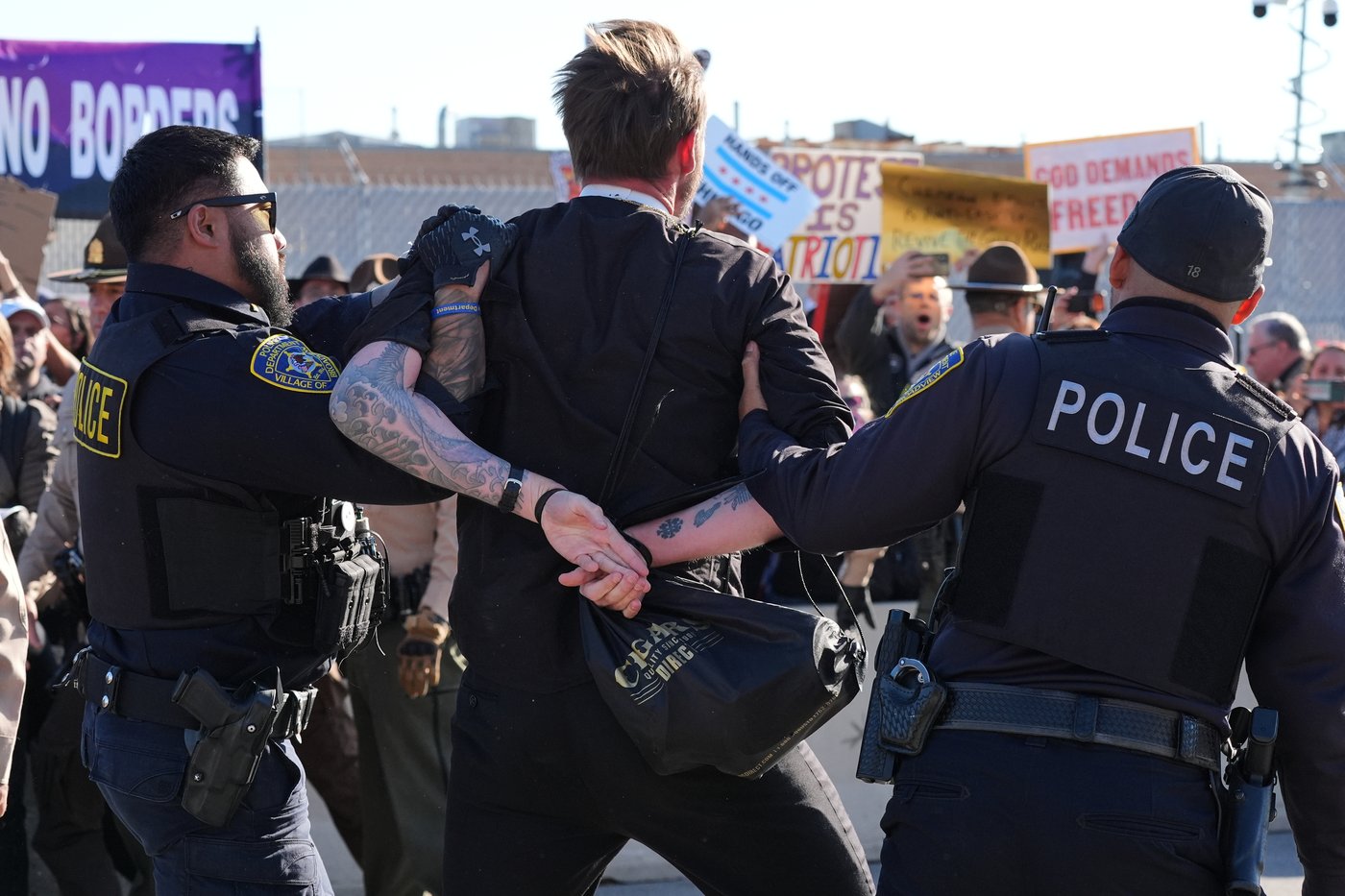 Photos of protesters clashing with police outside Chicago immigration facility | iNFOnews.ca