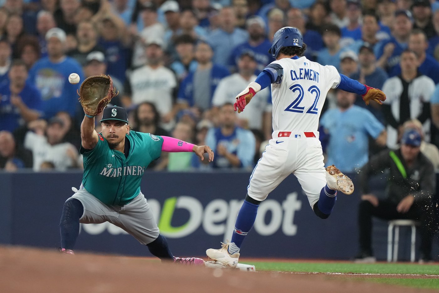 Photo Gallery: Blue Jays force Game 7 in ALCS with 6-2 win | iNFOnews.ca