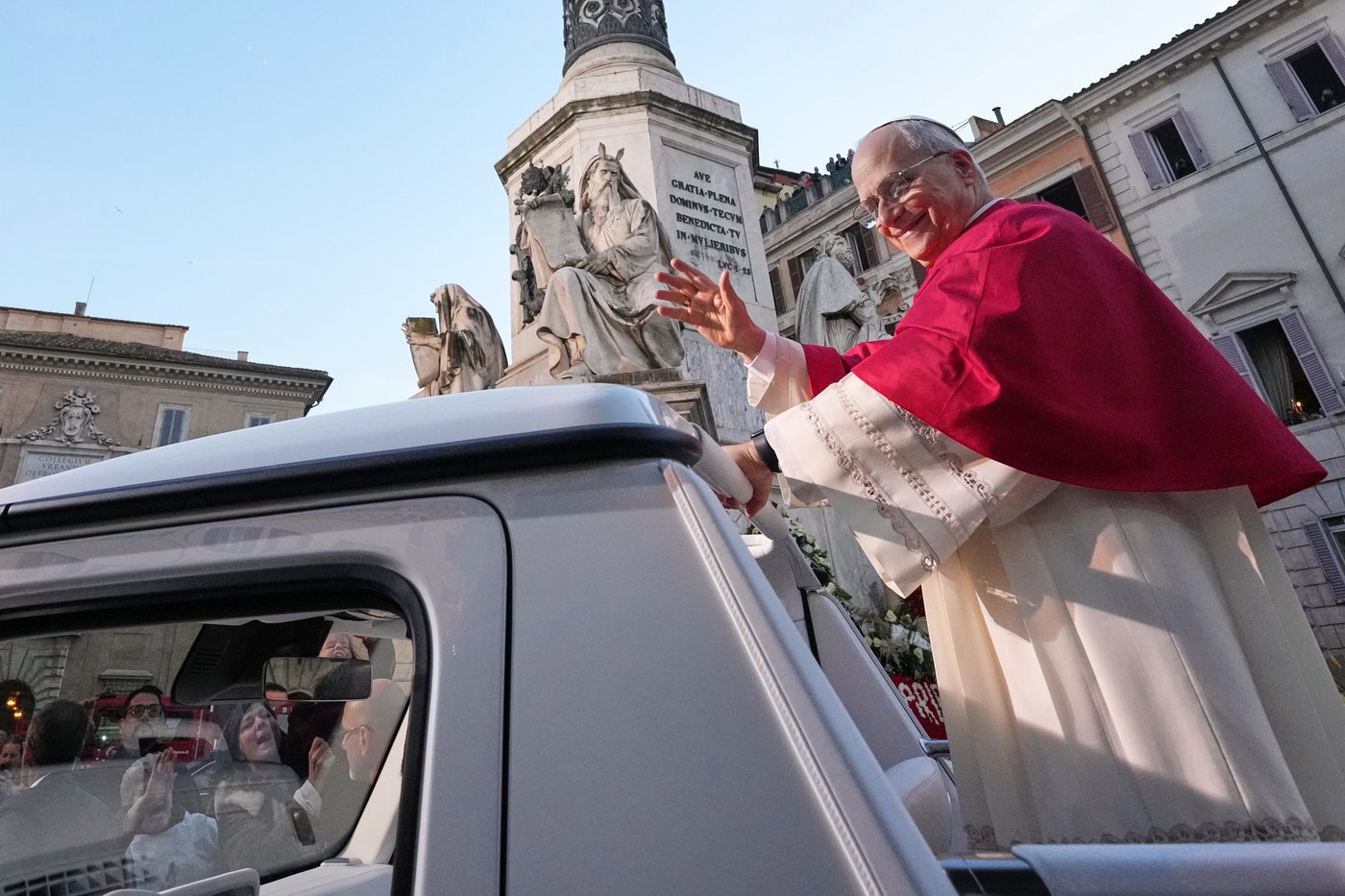 Pope Leo XIV gets into Christmas spirit with prayer for peace at Spanish Steps | iNFOnews.ca