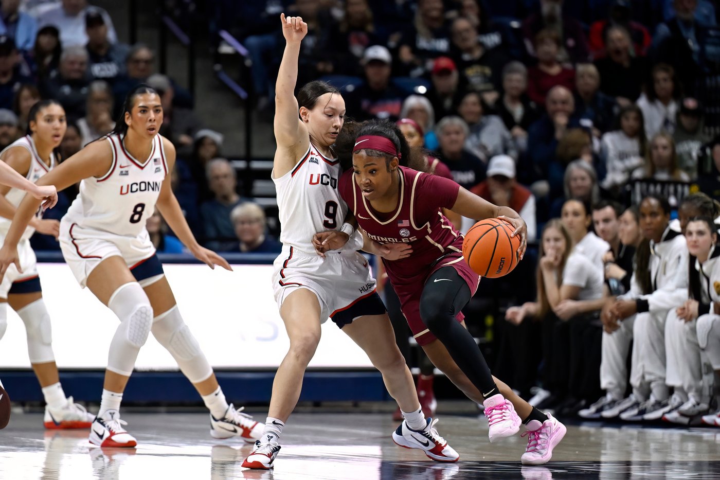 Fudd, Strong lead UConn past Florida State after unveiling the 2024-25 national championship banner | iNFOnews.ca