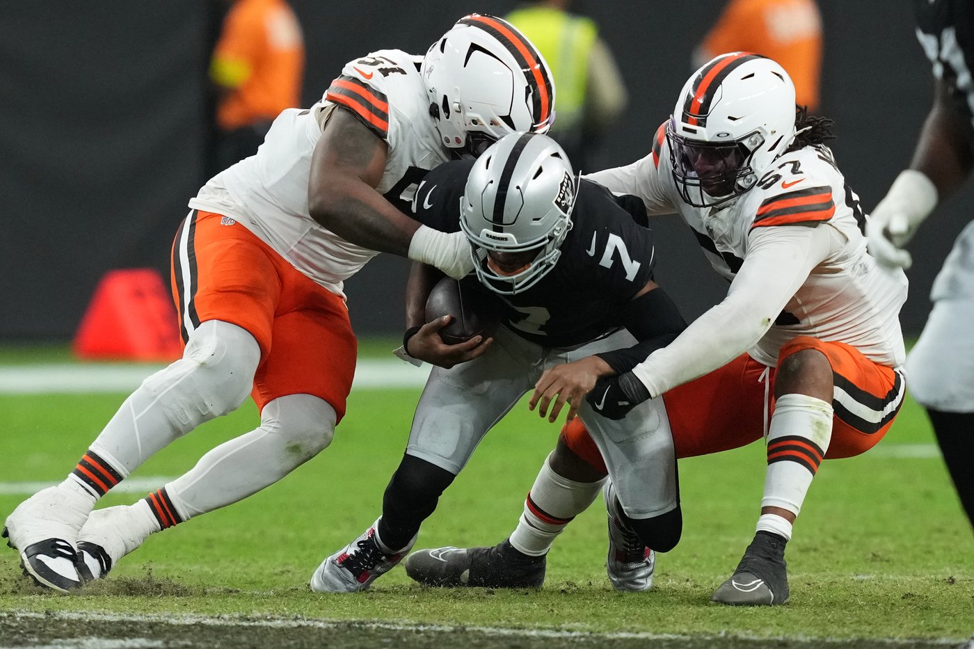 Geno Smith's frustration boils over with obscene gesture toward fed-up Raiders fans | iNFOnews.ca