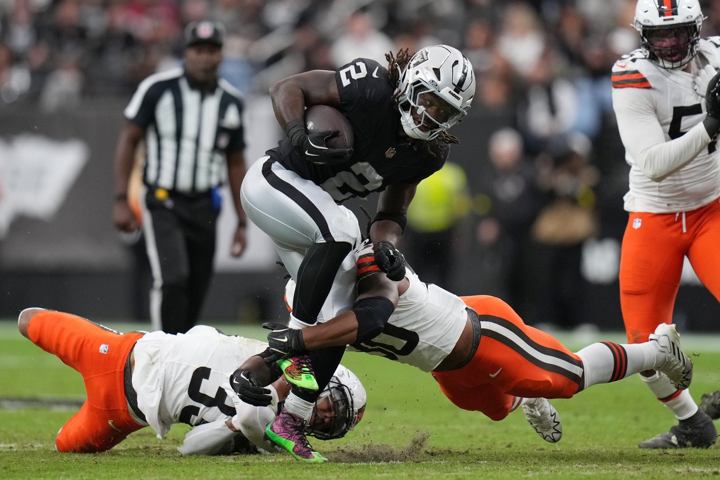 Shedeur Sanders wins his 1st NFL start, Myles Garrett has 3 sacks as Browns beat Raiders 24-10 | iNFOnews.ca