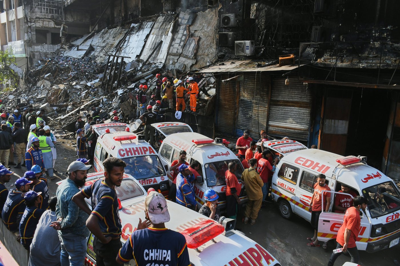 Rescuers race to recover bodies after massive Karachi shopping plaza fire, in photos | iNFOnews.ca