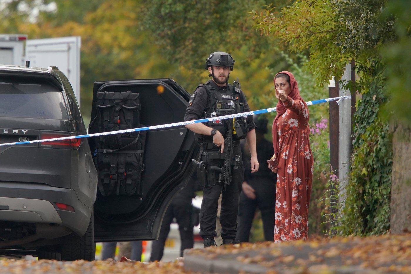 Man kills 2 and wounds 4 in car ramming and stabbing at English synagogue on Jewish holy day | iNFOnews.ca