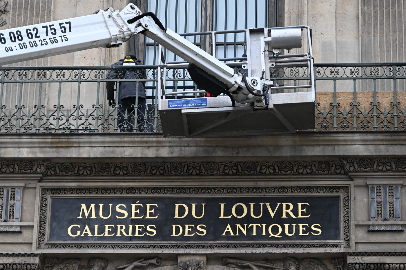 Louvre tightens security after $102M jewel heist, installs bars on infamous window | iNFOnews.ca