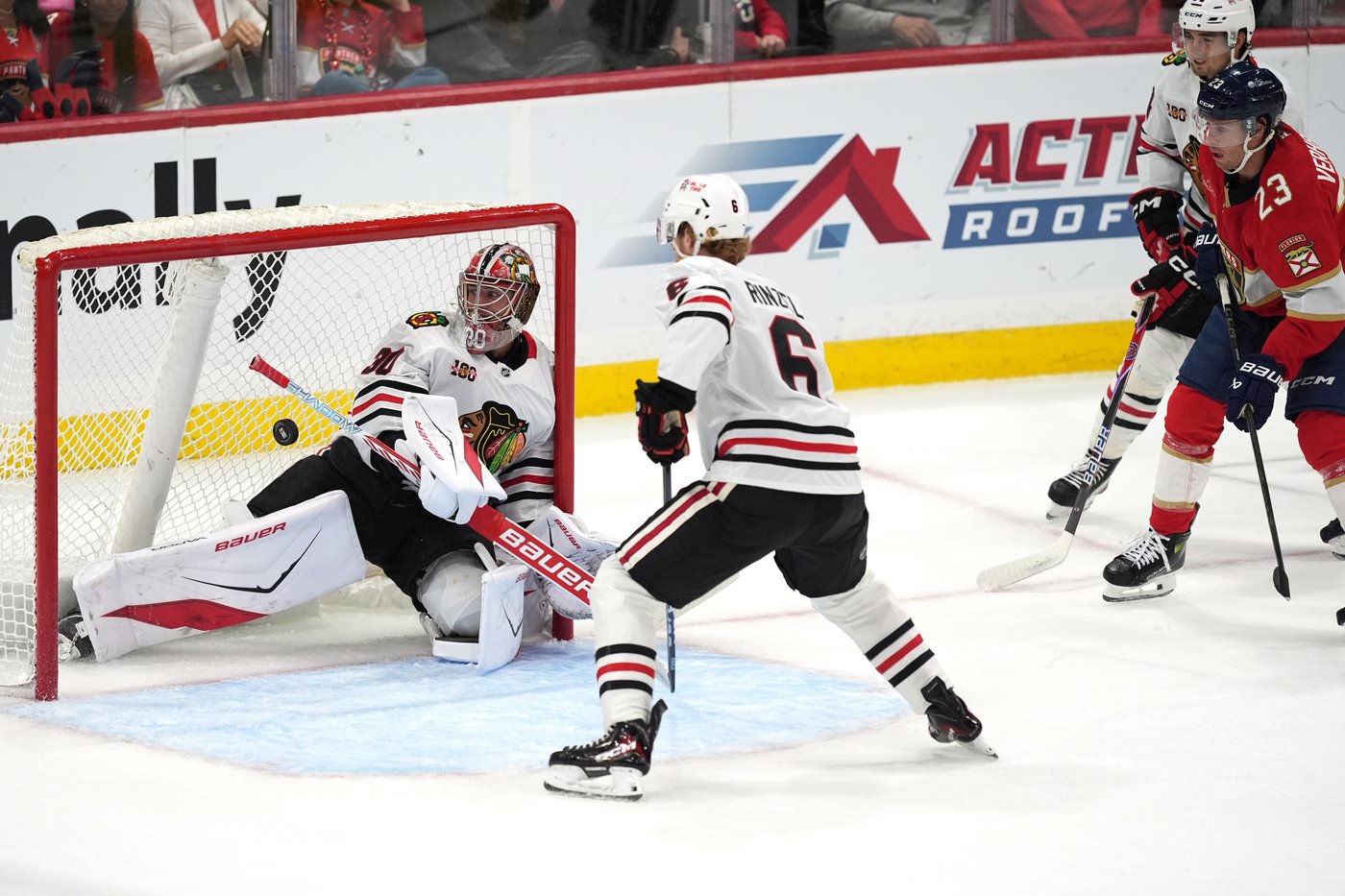Panthers fans cheer for former goalie Spencer Knight in season opener | iNFOnews.ca