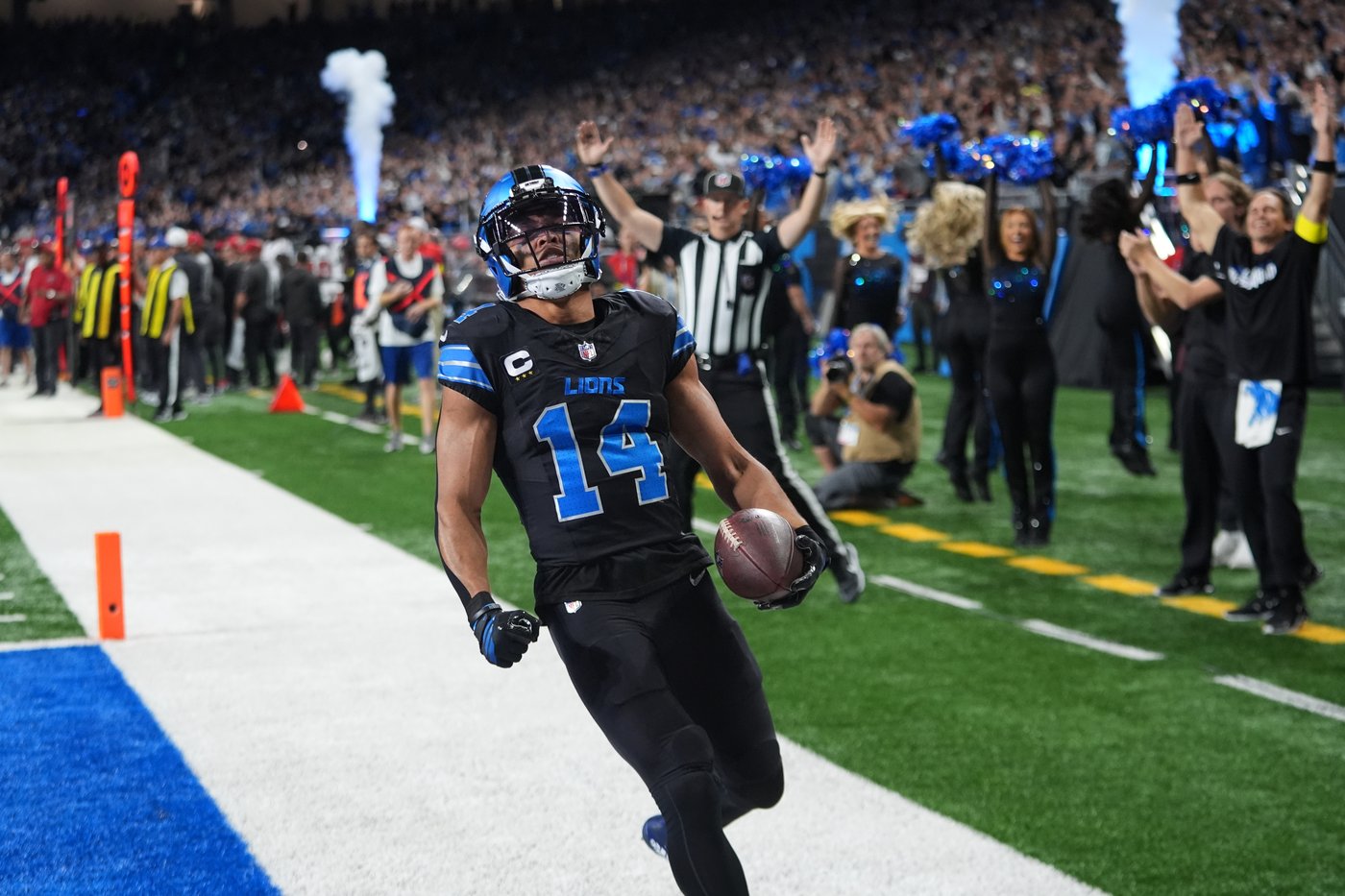 Gibbs has career-high 218 yards of offense and 2 TDs, helping Lions bounce back and beat Bucs 24-9 | iNFOnews.ca