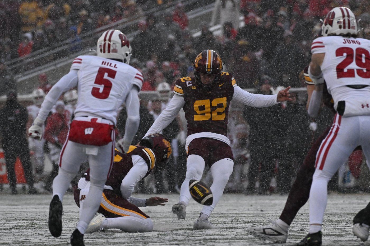 Minnesota keeps Paul Bunyan's Axe with a 17-7 win in the snow over Wisconsin | iNFOnews.ca